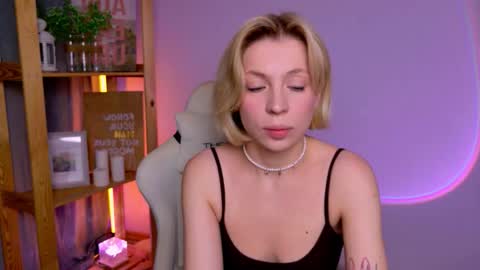 Snapshot of ellysunloverr chatting on 11-30-25, 03:21 Elly online show from 11-30-25, 03:21