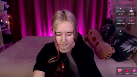 Snapshot of elovinora chatting on 12-18-24, 10:02 Ela give me a thumbs up if you like it and this is important for the development of the account online show from 12-18-24, 10:02