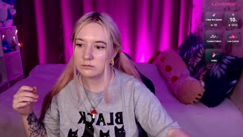 Snapshot of elovinora chatting on 12-31-24, 11:06 Ela give me a thumbs up if you like it and this is important for the development of the account online show from 12-31-24, 11:06