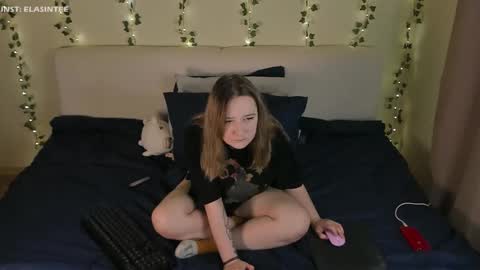 Snapshot of elovinora chatting on 11-21-25, 07:23 Ela give me a thumbs up if you like it and this is important for the development of the account online show from 11-21-25, 07:23