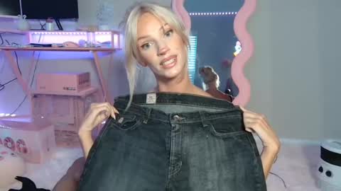Snapshot of elsa_may chatting on 06-12-26, 12:31 elsa_may online show from 06-12-26, 12:31