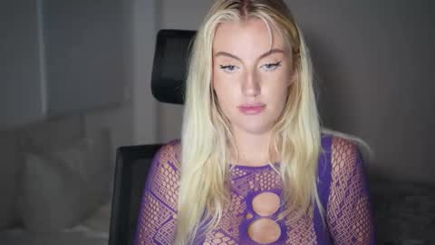 Elsa Thora online show from 11-30-25, 09:08