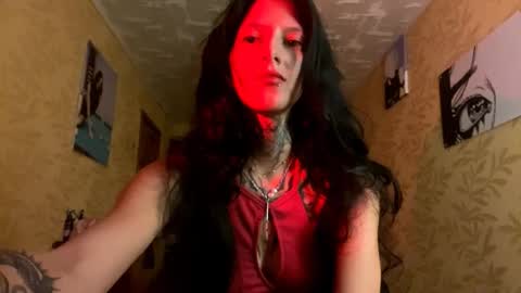 Snapshot of elswythfrake chatting on 09-17-25, 05:36 Evelyn online show from 09-17-25, 05:36