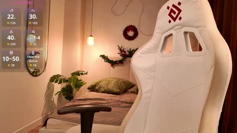 Snapshot of elvilune chatting on 12-16-25, 12:54 Erica online show from 12-16-25, 12:54