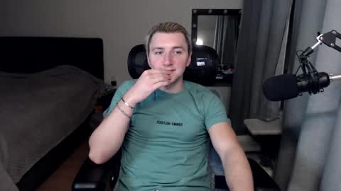 Snapshot of elvin_vaenight chatting on 10-22-25, 02:01 Elvin Vaenight online show from 10-22-25, 02:01