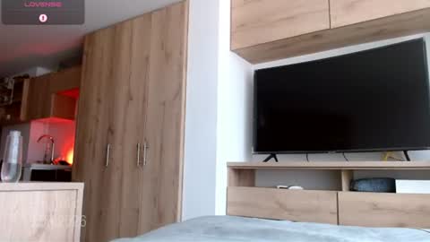 Snapshot of em_rotic chatting on 06-19-26, 06:12 Emilia online show from 06-19-26, 06:12