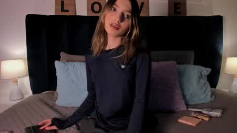 Snapshot of ema_porcaroli chatting on 12-17-25, 02:56 Ema online show from 12-17-25, 02:56