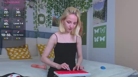 Snapshot of emacalim_ chatting on 10-10-25, 12:26 Emma online show from 10-10-25, 12:26