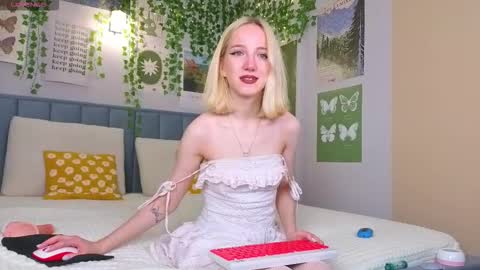 Snapshot of emacalim_ chatting on 10-11-25, 12:04 Emma online show from 10-11-25, 12:04