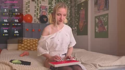 Snapshot of emacalim_ chatting on 10-31-25, 04:52 Emma online show from 10-31-25, 04:52