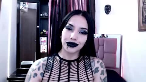 Snapshot of emearld_black chatting on 12-19-24, 11:18 Emerald Black online show from 12-19-24, 11:18