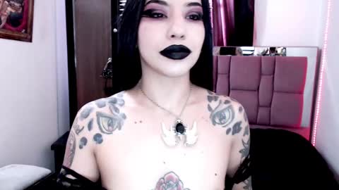 Snapshot of emearld_black chatting on 01-18-25, 12:57 Emerald Black online show from 01-18-25, 12:57
