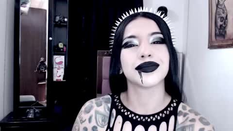 Snapshot of emearld_black chatting on 01-27-25, 10:38 Emerald Black online show from 01-27-25, 10:38