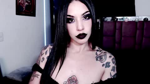 Snapshot of emearld_black chatting on 01-28-25, 11:17 Emerald Black online show from 01-28-25, 11:17