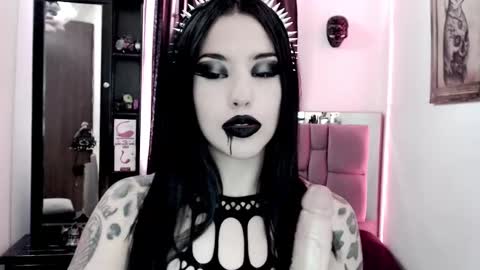 Snapshot of emearld_black chatting on 02-19-25, 01:50 Emerald Black online show from 02-19-25, 01:50