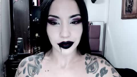 Snapshot of emearld_black chatting on 10-28-25, 06:06 Emerald Black online show from 10-28-25, 06:06