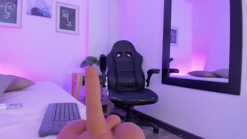 emelie_89 online show from 02-05-25, 05:53