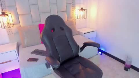 Snapshot of emelie_ch_ chatting on 12-04-24, 11:02 Emily  online show from 12-04-24, 11:02