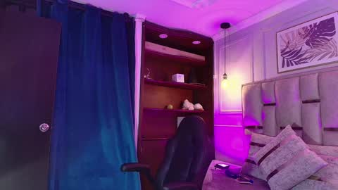 Snapshot of emelie_ch_ chatting on 12-13-24, 03:05 Emily  online show from 12-13-24, 03:05