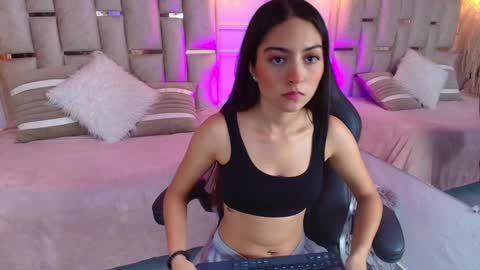 Snapshot of emelie_ch_ chatting on 01-10-25, 05:37 Emily  online show from 01-10-25, 05:37