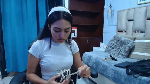 Snapshot of emelie_ch_ chatting on 01-21-25, 11:34 Emily  online show from 01-21-25, 11:34