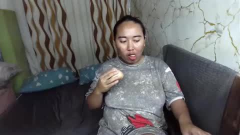 Snapshot of emely_slutxxx chatting on 11-12-25, 08:26 Emely online show from 11-12-25, 08:26