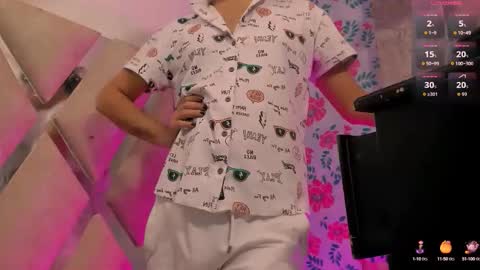 Snapshot of emelyrousse chatting on 09-29-25, 11:48 emely online show from 09-29-25, 11:48