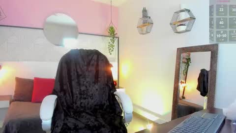 Snapshot of emeralda_co chatting on 10-23-25, 01:10 Esmeralda online show from 10-23-25, 01:10