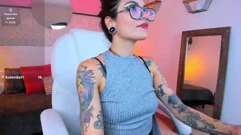 Snapshot of emeralda_co chatting on 11-12-25, 01:33 Esmeralda online show from 11-12-25, 01:33