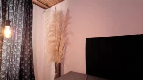Snapshot of emigomez_ chatting on 09-28-25, 01:27 Emilia Gomez online show from 09-28-25, 01:27