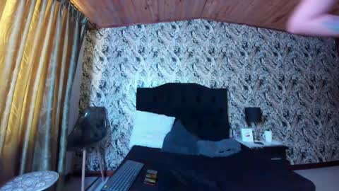 Snapshot of emigomez_ chatting on 10-21-25, 01:45 Emilia Gomez online show from 10-21-25, 01:45