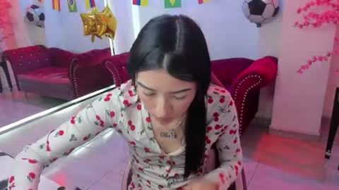 Snapshot of emiily_andrews chatting on 07-15-26, 08:03 Emiily online show from 07-15-26, 08:03