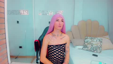 Snapshot of emiilysaenzz chatting on 01-28-25, 02:31 EmillySaenz online show from 01-28-25, 02:31