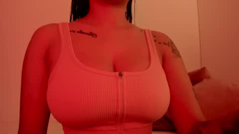 Snapshot of emilia_ghendle chatting on 01-06-25, 01:30 Emilia Big Boobs online show from 01-06-25, 01:30