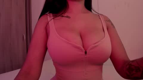 Snapshot of emilia_ghendle chatting on 01-06-25, 04:34 Emilia Big Boobs online show from 01-06-25, 04:34