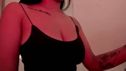 Snapshot of emilia_ghendle chatting on 01-21-25, 07:50 Emilia Big Boobs online show from 01-21-25, 07:50