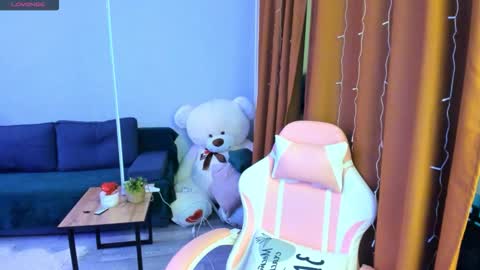 Snapshot of emiliyaqueen chatting on 12-22-25, 01:57 Emiliya online show from 12-22-25, 01:57