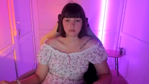 Snapshot of emilli_moon chatting on 07-15-26, 06:07 Emmi online show from 07-15-26, 06:07