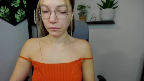 Emilly online show from 01-04-25, 07:24