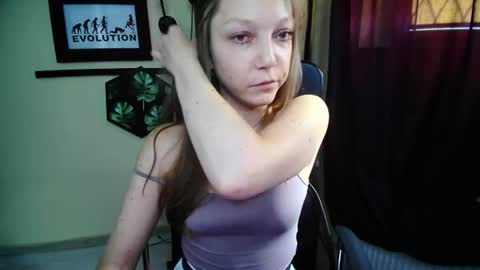 Snapshot of emilly_xkiss chatting on 06-25-26, 06:18 Emilly online show from 06-25-26, 06:18
