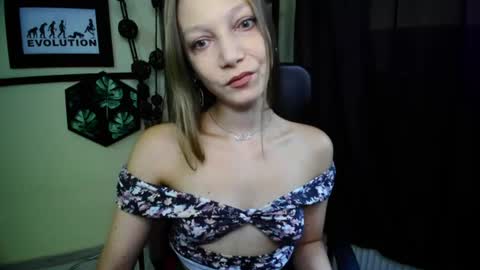 Snapshot of emilly_xkiss chatting on 07-19-26, 06:17 Emilly online show from 07-19-26, 06:17