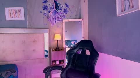 Snapshot of emily_castillo1_ chatting on 06-12-26, 06:01 emily_castillo1_ online show from 06-12-26, 06:01
