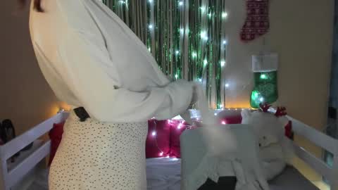 Snapshot of emily_gin chatting on 12-14-24, 05:40 EMILY online show from 12-14-24, 05:40