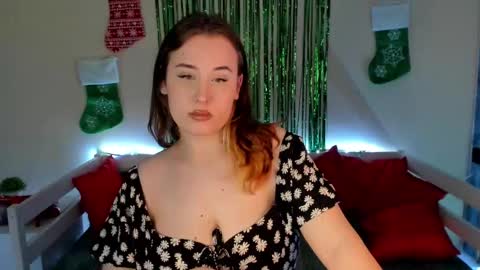 Snapshot of emily_gin chatting on 12-28-24, 06:28 EMILY online show from 12-28-24, 06:28