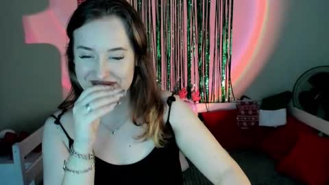 Snapshot of emily_gin chatting on 01-04-25, 08:28 EMILY online show from 01-04-25, 08:28
