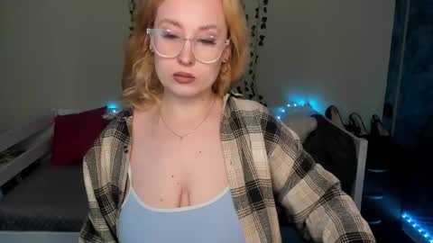 Snapshot of emily_gin chatting on 09-29-25, 02:16 EMILY online show from 09-29-25, 02:16