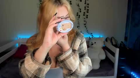 Snapshot of emily_gin chatting on 10-05-25, 09:51 EMILY online show from 10-05-25, 09:51