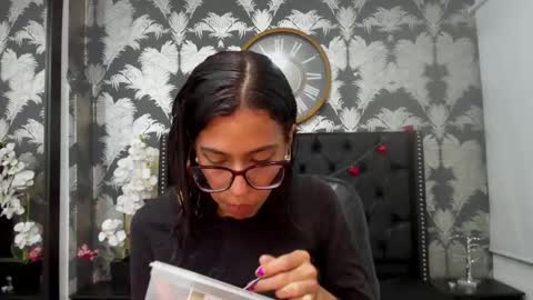 Snapshot of emily_loperaa chatting on 02-19-25, 06:00 Emily online show from 02-19-25, 06:00