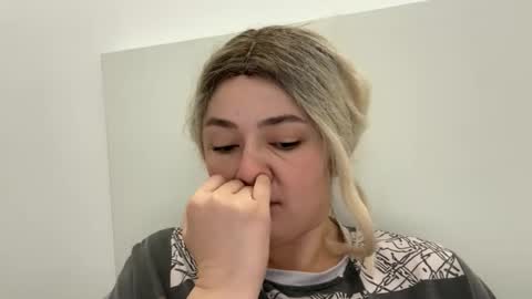 Snapshot of emily_morning_dew chatting on 10-29-25, 06:15 emily_morning_dew online show from 10-29-25, 06:15