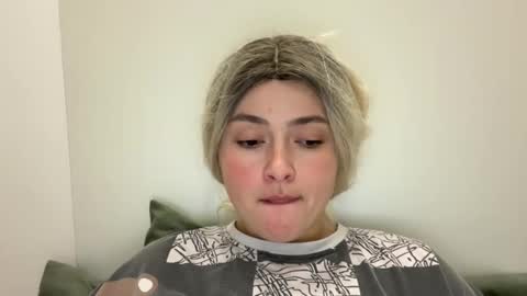 Snapshot of emily_morning_dew chatting on 10-29-25, 08:32 emily_morning_dew online show from 10-29-25, 08:32